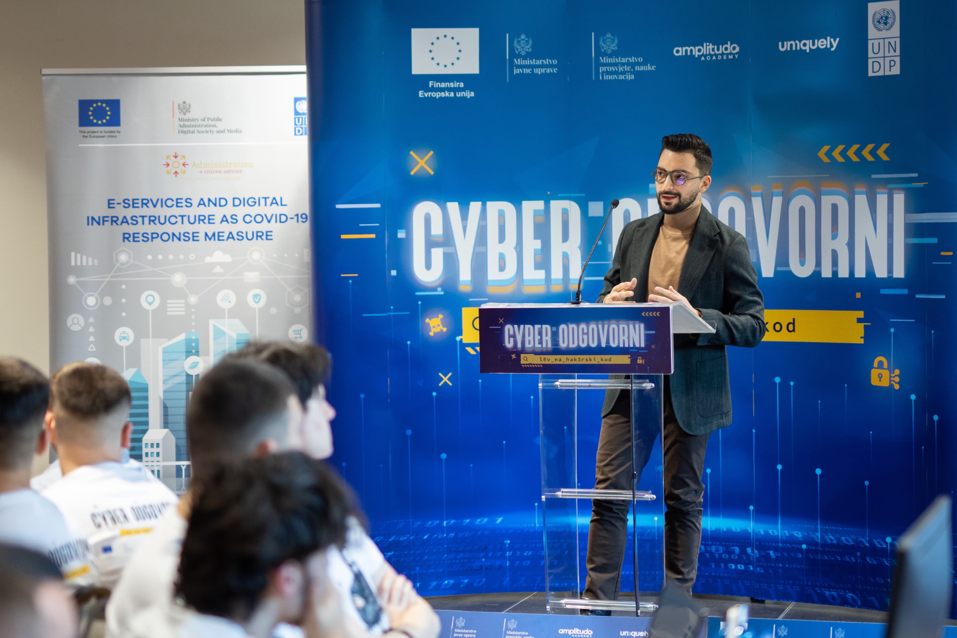 Branko Džakula speaking from a lectern at the Cyber Odgovorni programme.