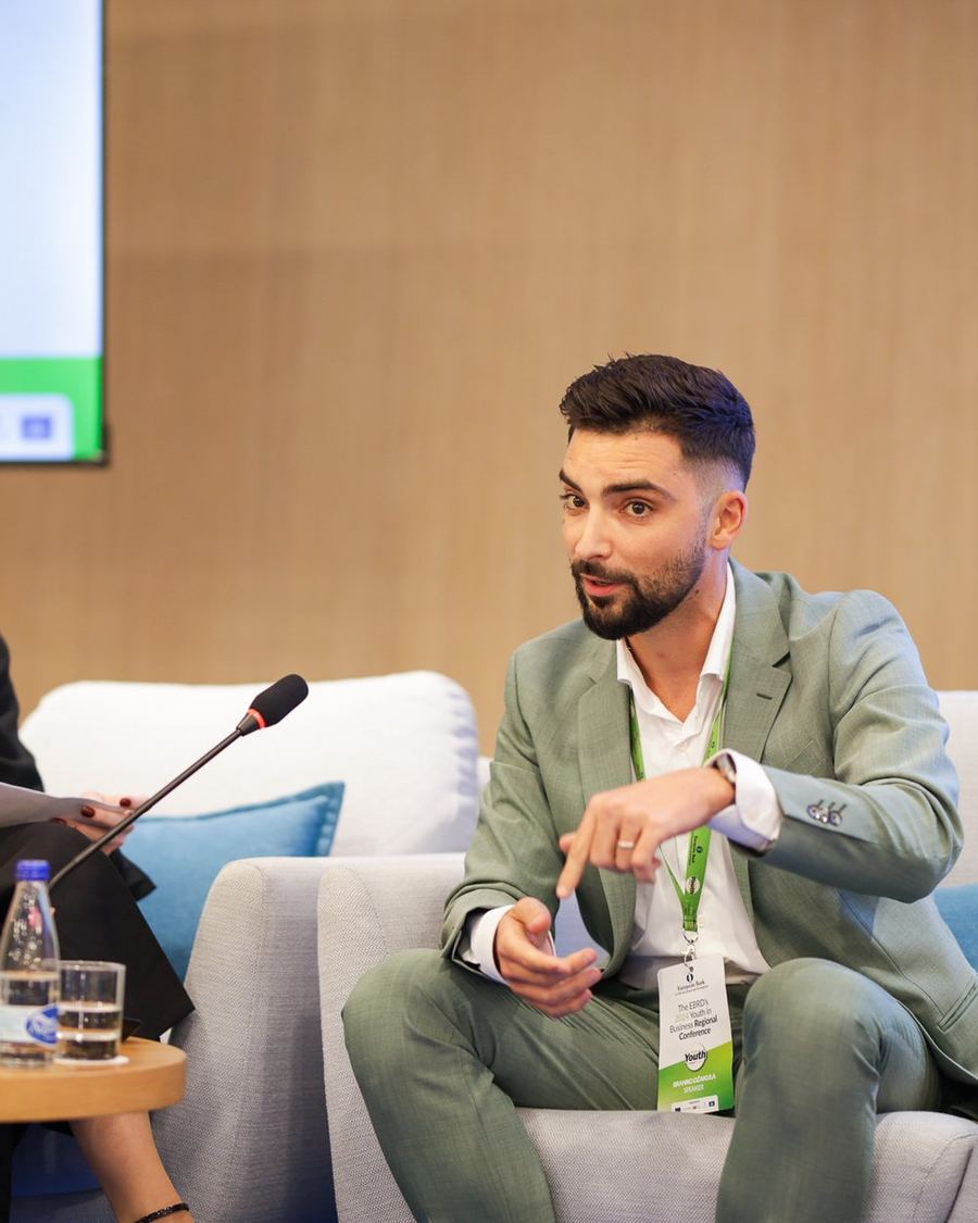 Branko Džakula addressing entrepreneurs at a Pokret Preduzetnika gathering.